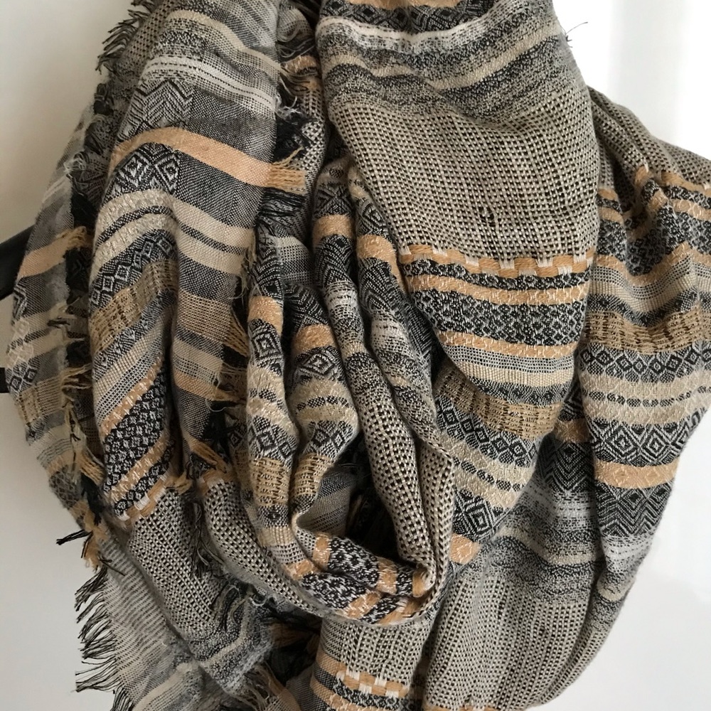 Round scarf - Picture 2 of 3